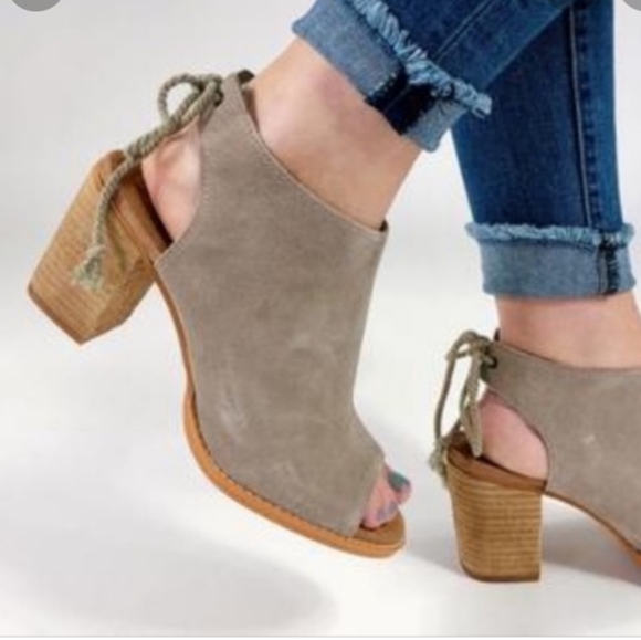 Toms 'Elba' Suede Heels - Picture 2 of 13